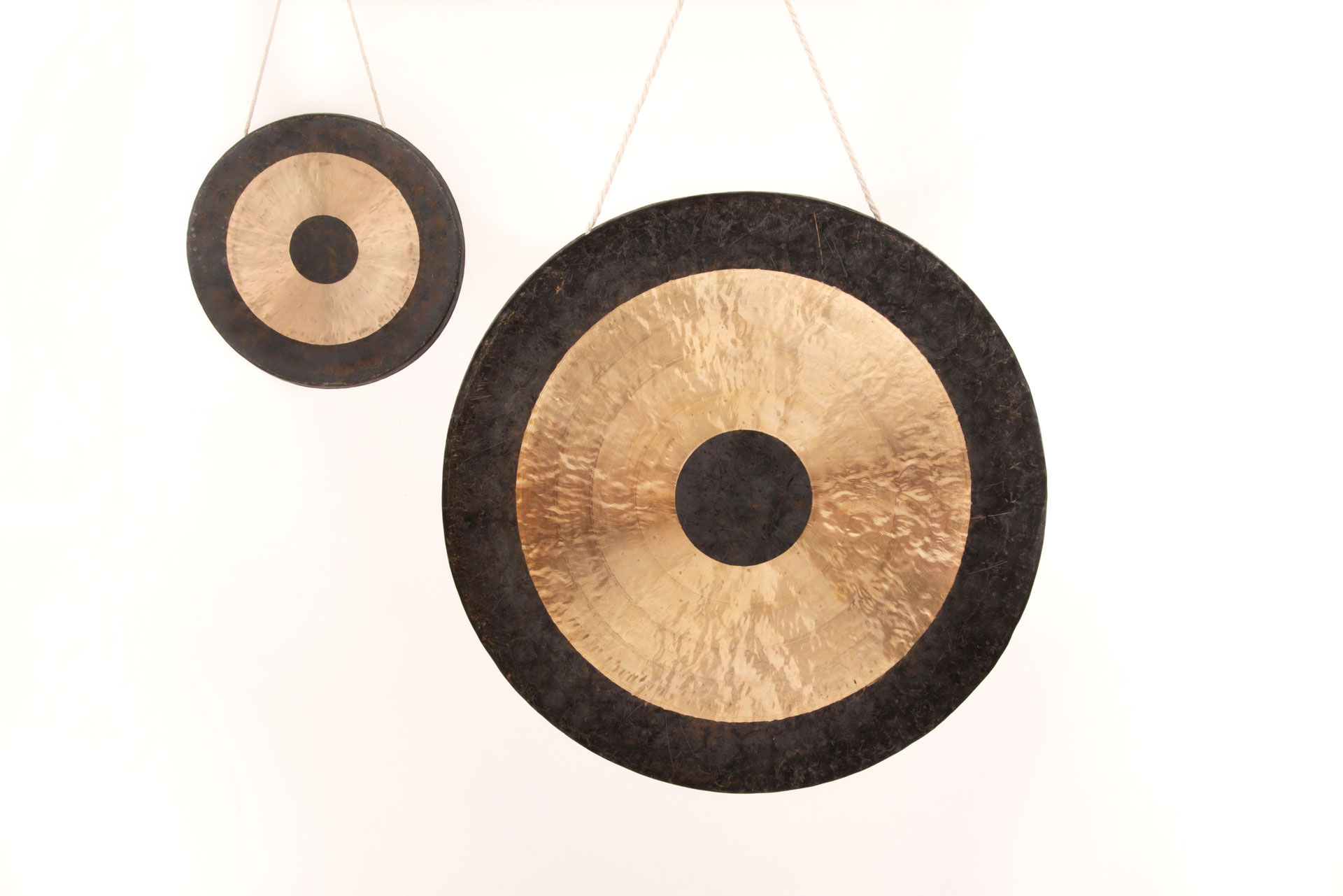 Gong Gong Wikipedia A rimmed metal disk that produces a loud