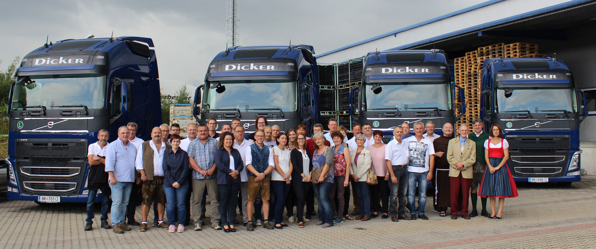 EIN FAMILIENBETRIEB MIT HOHEM QUALITÄTSSTANDARD - dicker.at