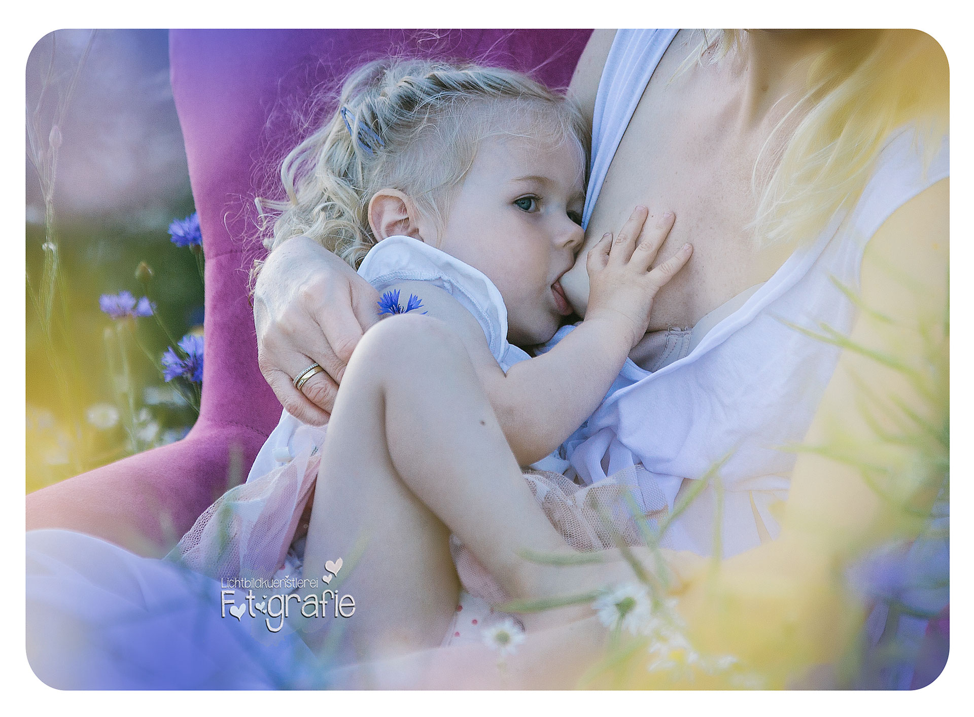 Mama stillt Fotograf für Neugeborene, Babys, Schwangere und Familien