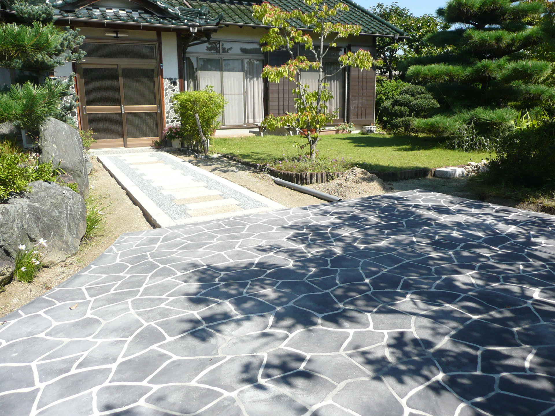 和風スタンプコンクリート外構100選 施工集 名古屋 小牧 春日井 一宮のエクステリア 庭 外構の業者です スタンプコンクリートやデザイン コンクリートを使用した庭 外構 エクステリアは お任せください