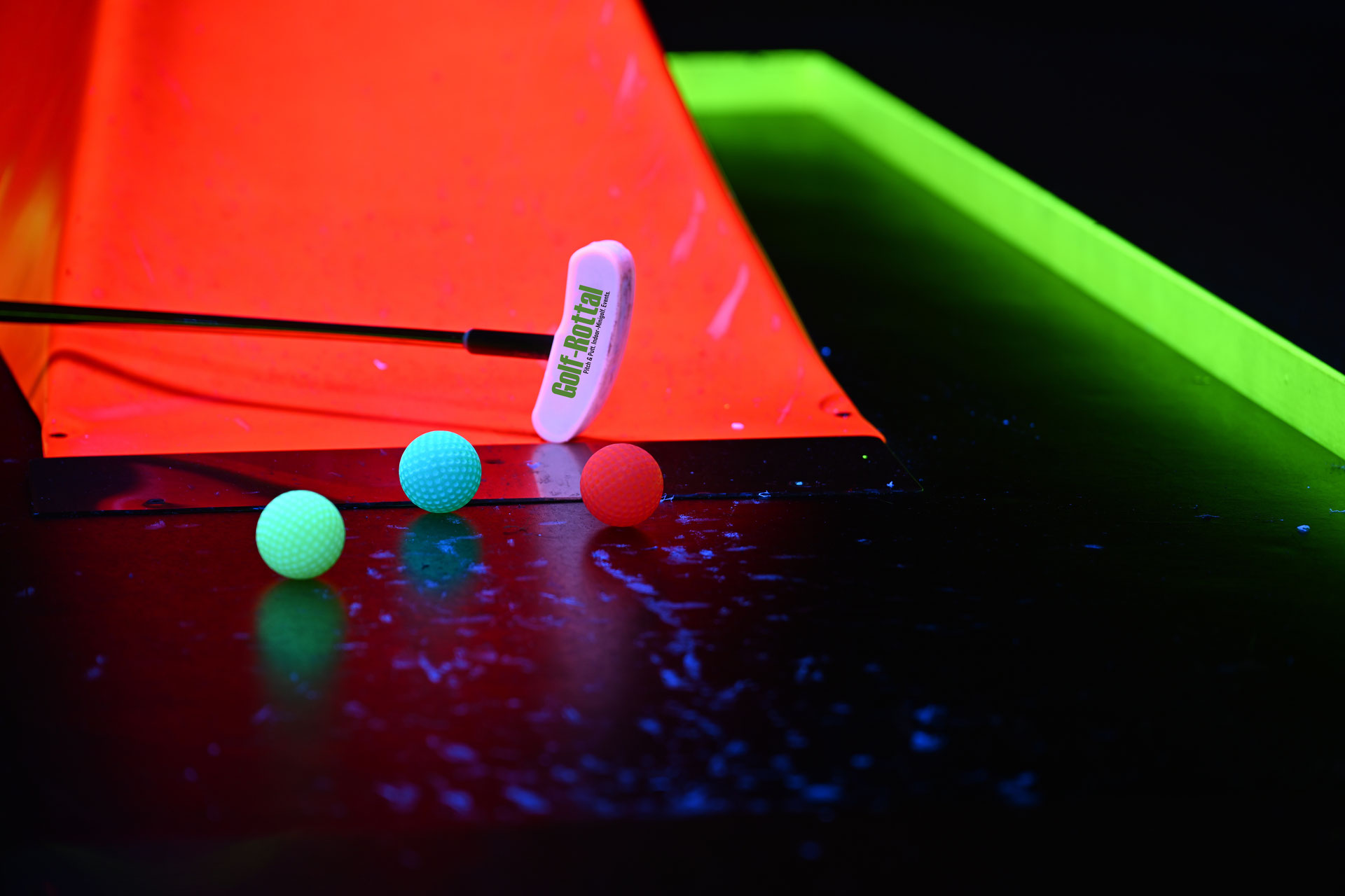 Indoor-Minigolf Ruswil mit Schwarzlicht - Golf-Rottal