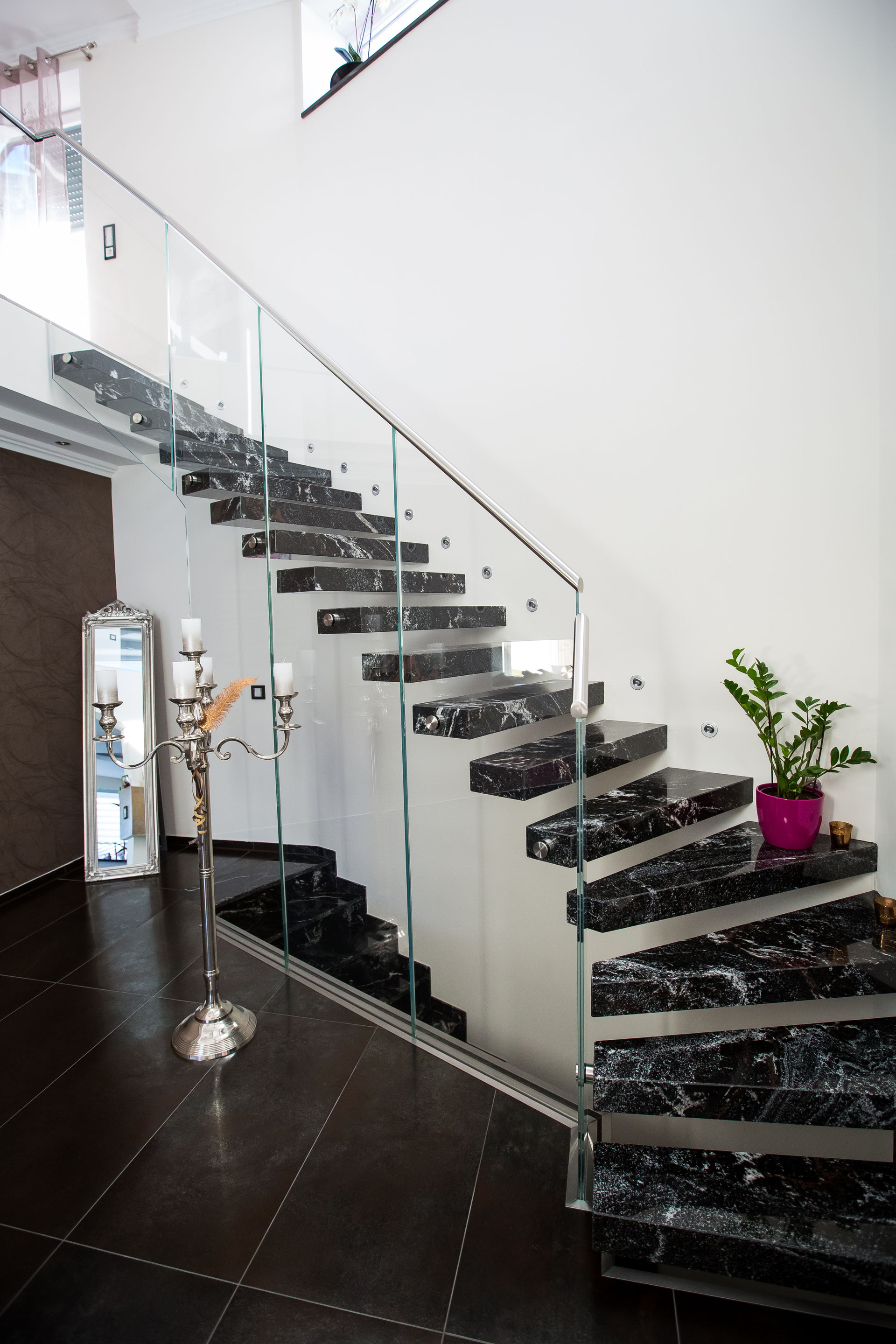 Hochwertige Kragarmtreppen aus Granit Naturstein Marmor Keramik