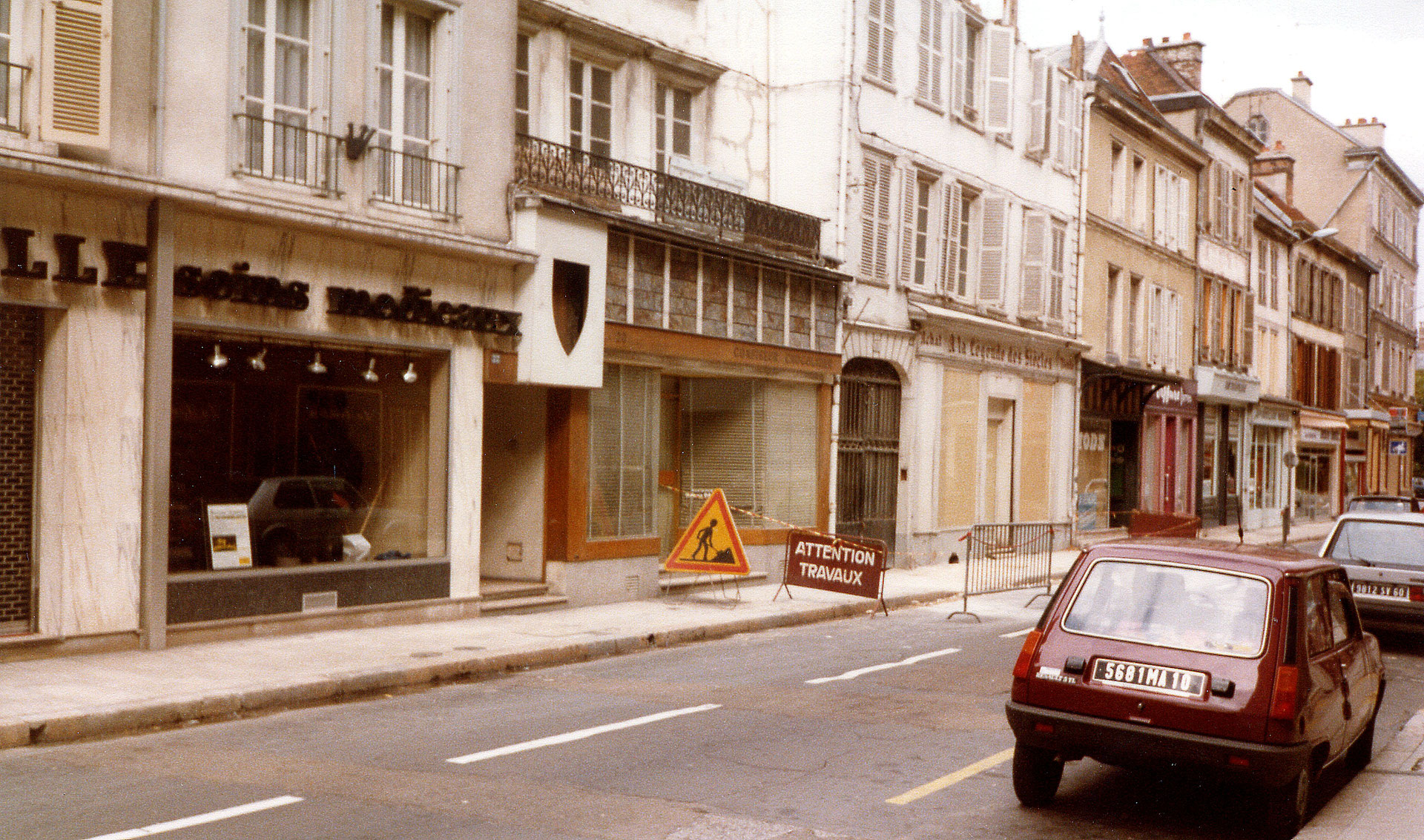 Avant l'extension de la pharmacie mutualiste, 1984. Site de lesphotosdephilippebrun Avant l'extension de la pharmacie mutualiste, 1984. Site de lesphotosdephilippebrun
