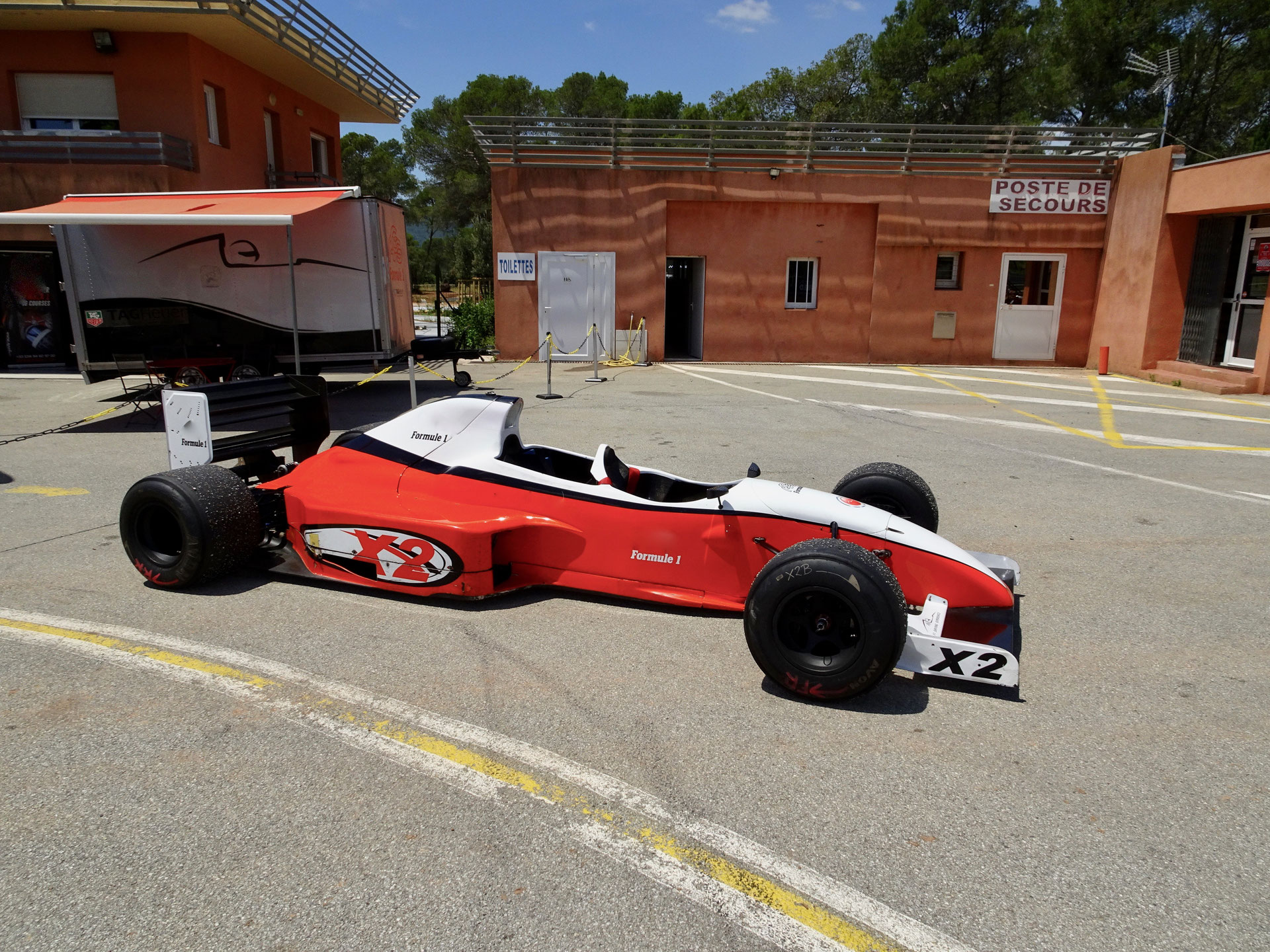 Formel 1 Doppelsitzer Renntaxi Co Pilot Im Rennwagen Le Luc F Formel 1 Rennwagen Selber Fahren Sportwagen Mieten Renntaxi Motorsport Event Mobile Katbahn Simulator U V M
