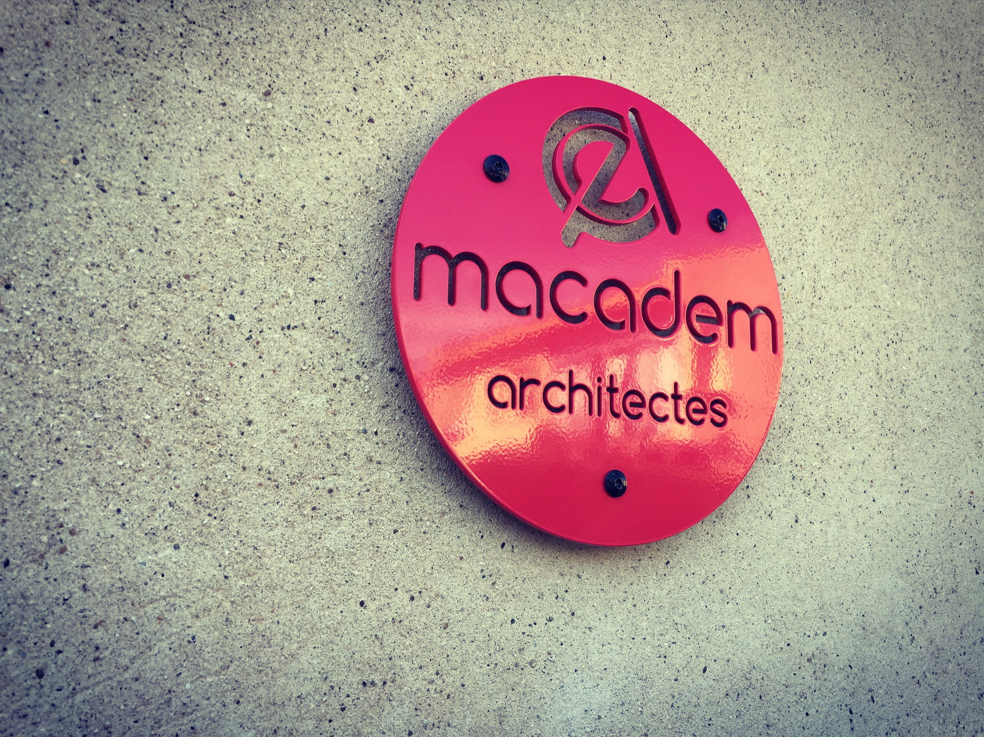 Et une plaque ! Une agence d'architecte Macadem Architectes