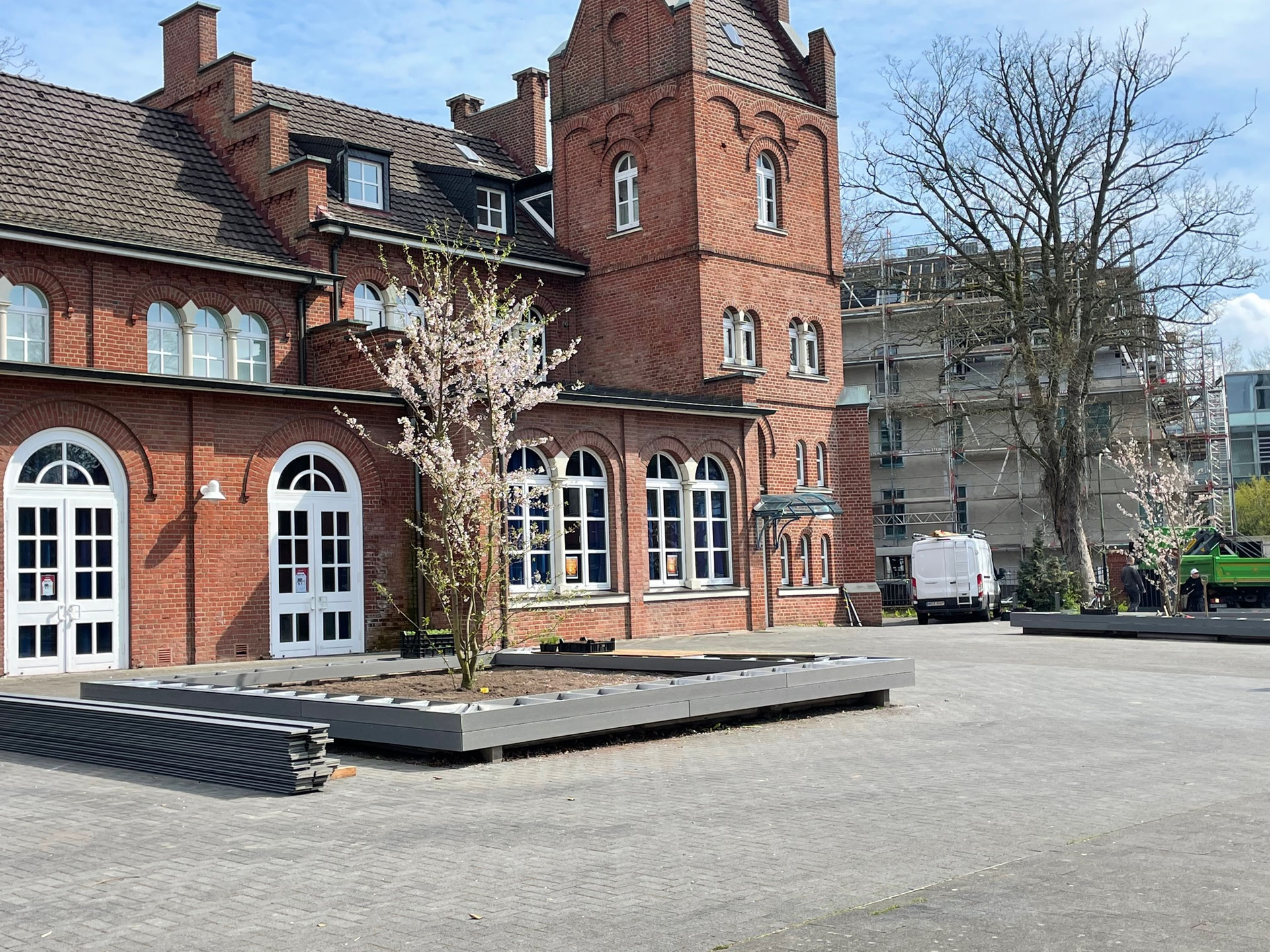 Bauhaus Düsseldorf Gerresheim Nach Den Mauresköthen 137 40625 Düsseldorf Heute wurden die blühenden Bäume in den Podesten gepflanzt