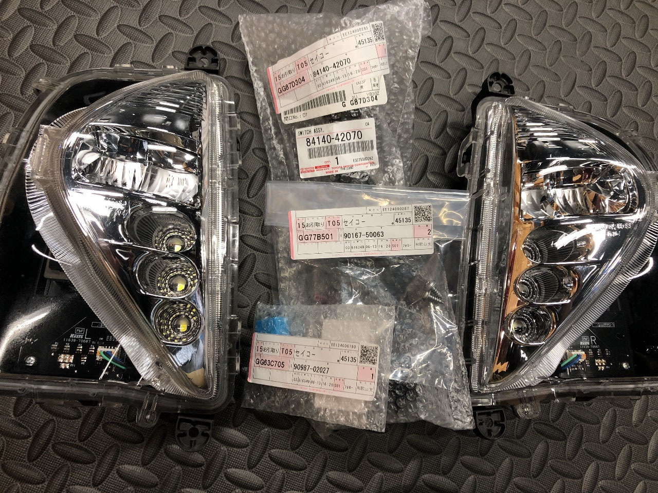 50系前期プリウスに純正フォグを後付け Image