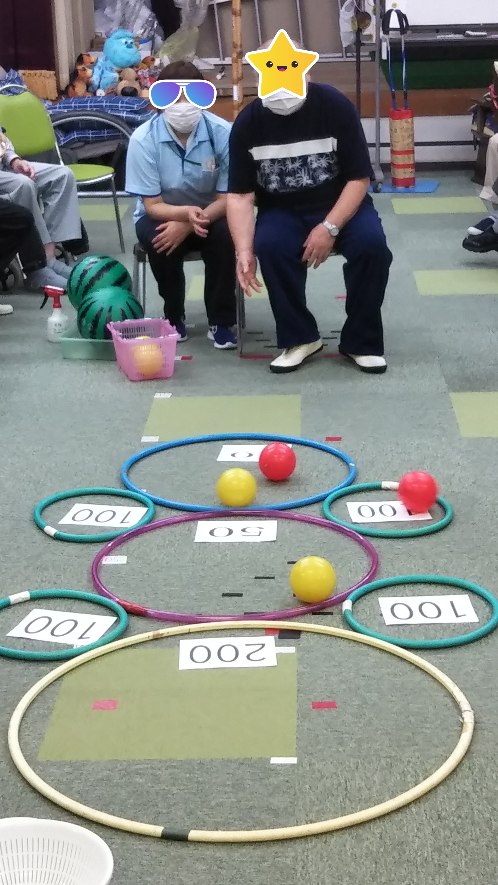 デイサービスのレクリエーション(フラフープ) - 新城市の特別養護老人