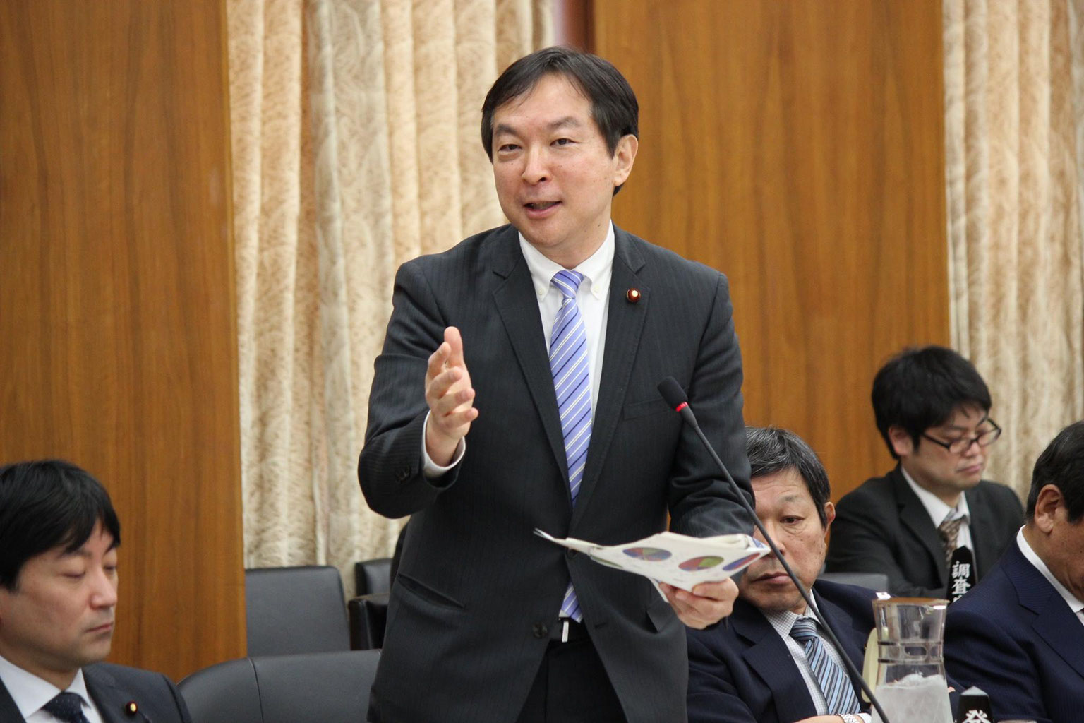 総務委員会にて質問輿水恵一