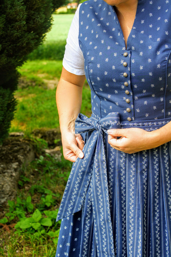 Schneewittchen Dirndl Schnittmuster mit Stehkragen