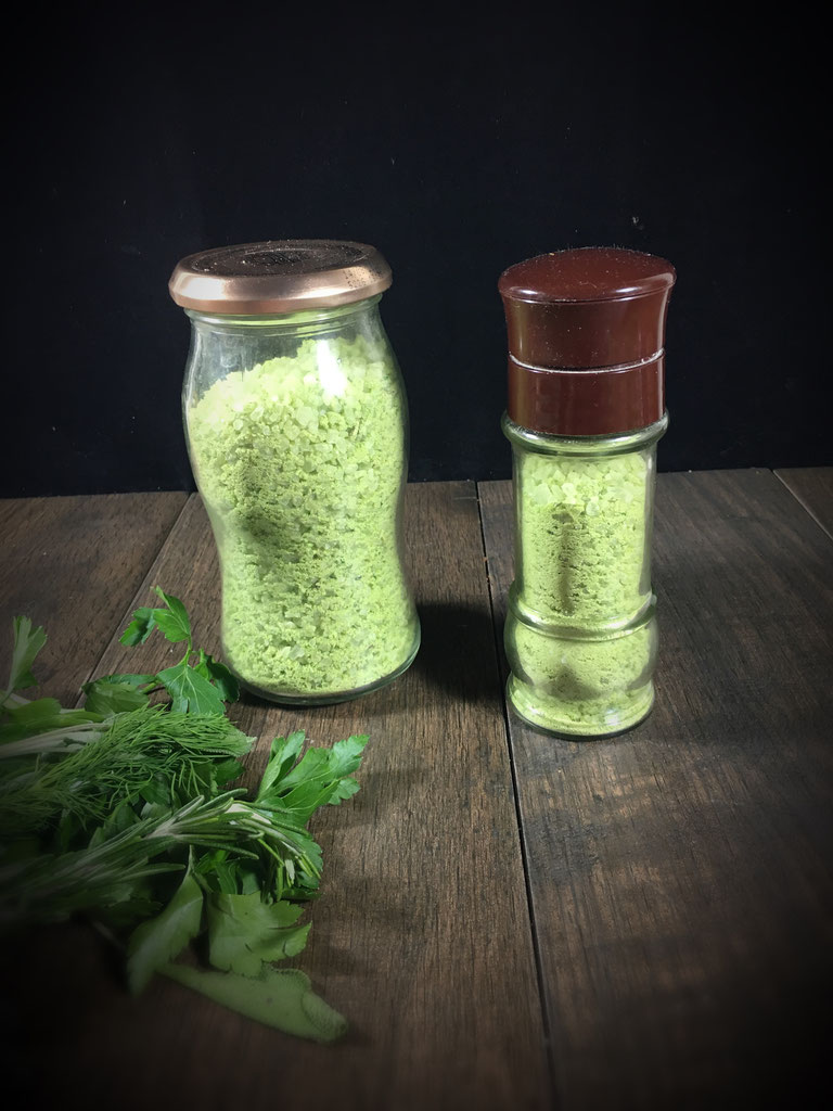 Kräutersalz. Selbst gemacht. Und total einfach. - mix dich glücklich