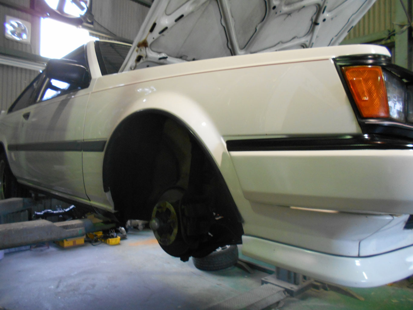 63カリーナ フロントショック交換 トミサトレーシングサービス ａｅ86ショップ 中古車販売 旧車 修理 メンテナンスはお任せ下さい