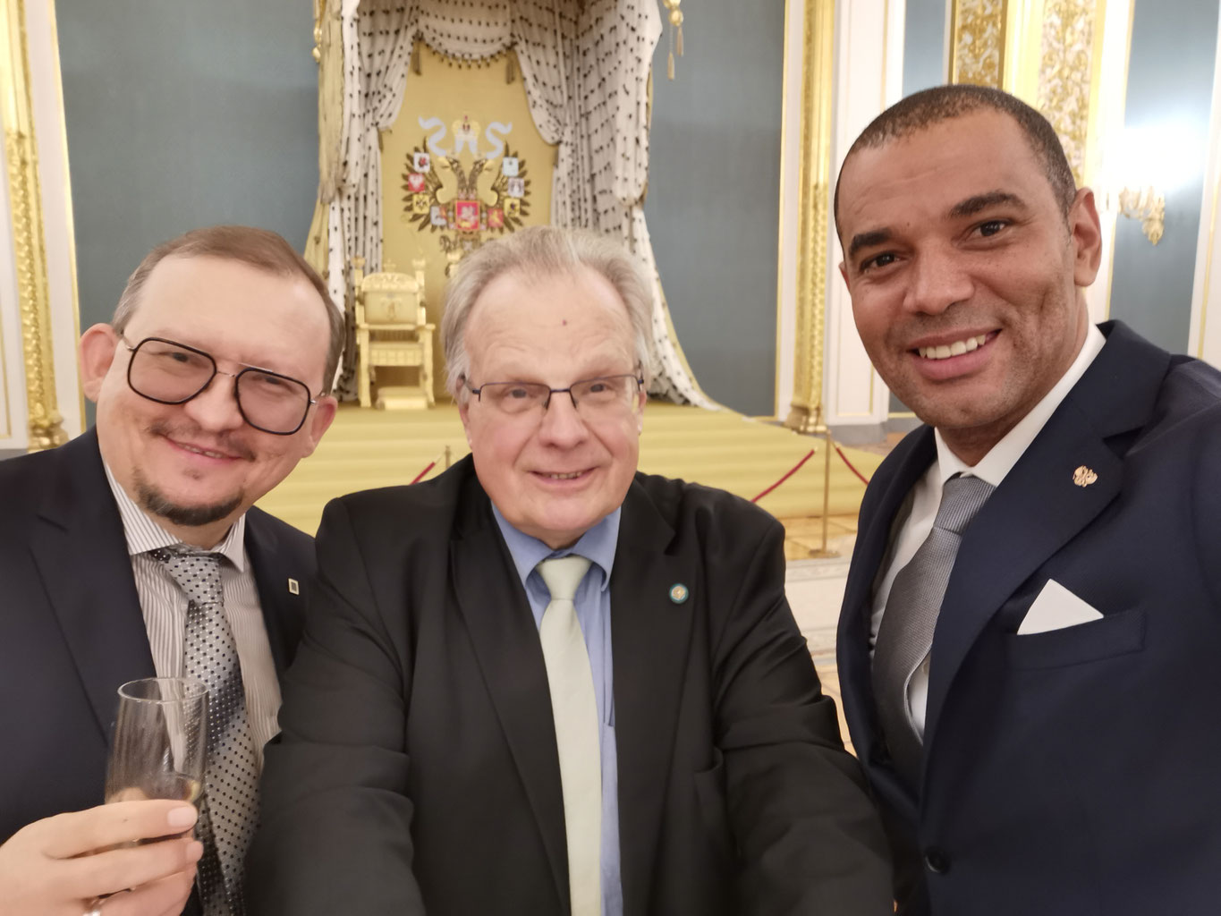 Консул греции в москве. Посольство фрг в москве. Семья консул. Консул испании в москве. Семья консул.