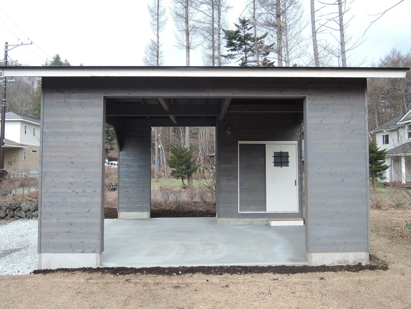 軽井沢 佐久で ガレージ 小屋を低予算で見積無料 軽井沢 佐久で住宅 別荘リフォームと針葉樹ストーブのsnugroom
