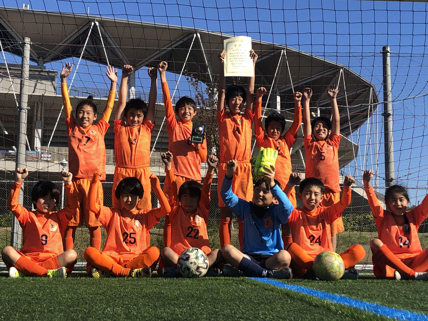 年度 ６年生 Fcarrows チームプレイを通じ協調性や自主性を養いサッカーを楽しむことを目的としています
