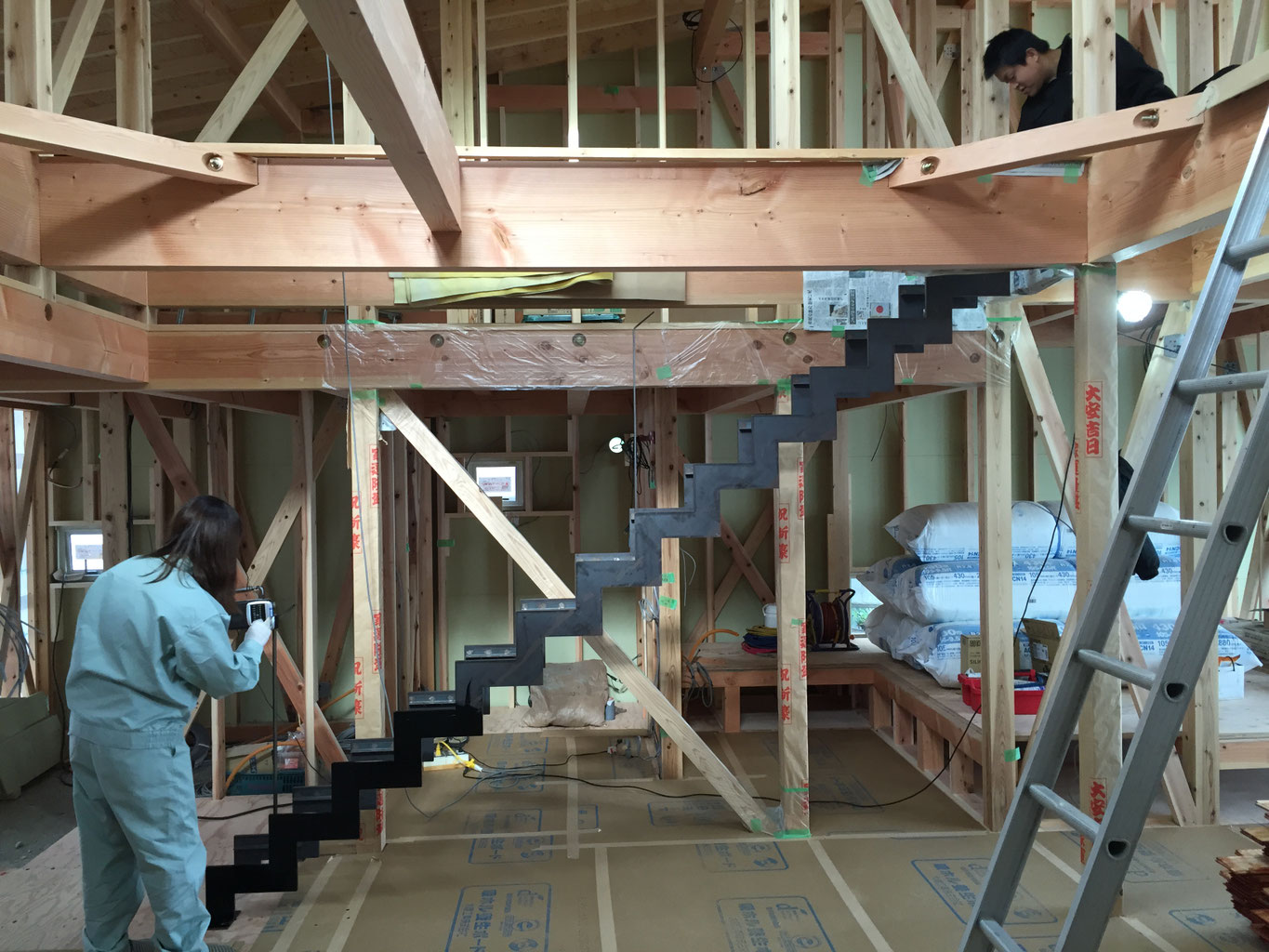 鉄骨ササラ階段の塗装をセルフビルドしました セルフビルドを取り入れた 工務店機能を持つ設計事務所 鉄骨ササラ階段の塗装をセルフビルドしました セルフビルドを取り入れた 工務店機能を持つ設計事務所