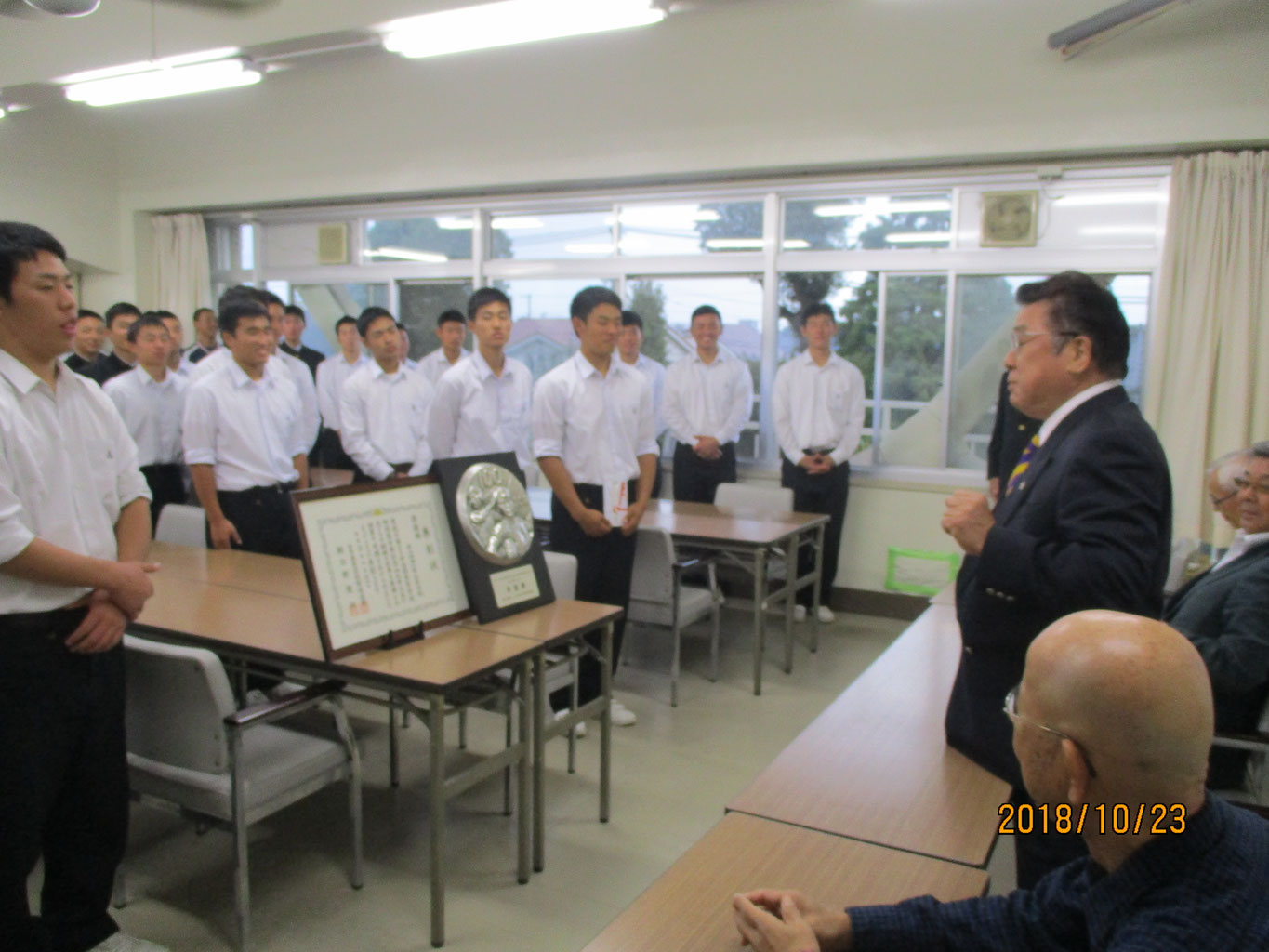 連合西部地協から交通見守り旗をいただきました姫路工業高校野球部激励