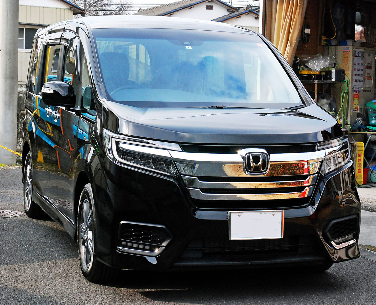 ホンダ ステップワゴンスパーダ ハイブリッド スパークルブラック パール新車の磨き ボディガラスコーティング 飯野自動車コーティング 実績３１年