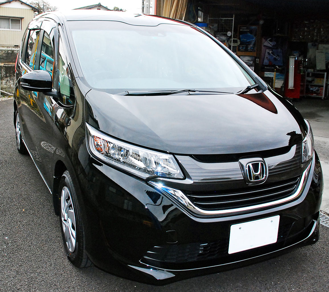 ホンダ・新型フリード+」クリスタルブラック・パールの磨き
