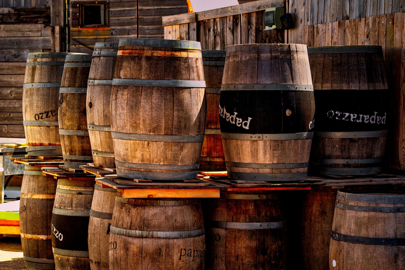 Древние бочки. Деревянная бочка. Квашение в бочках. Бочка с крышкой. Бочка деревянная старая.