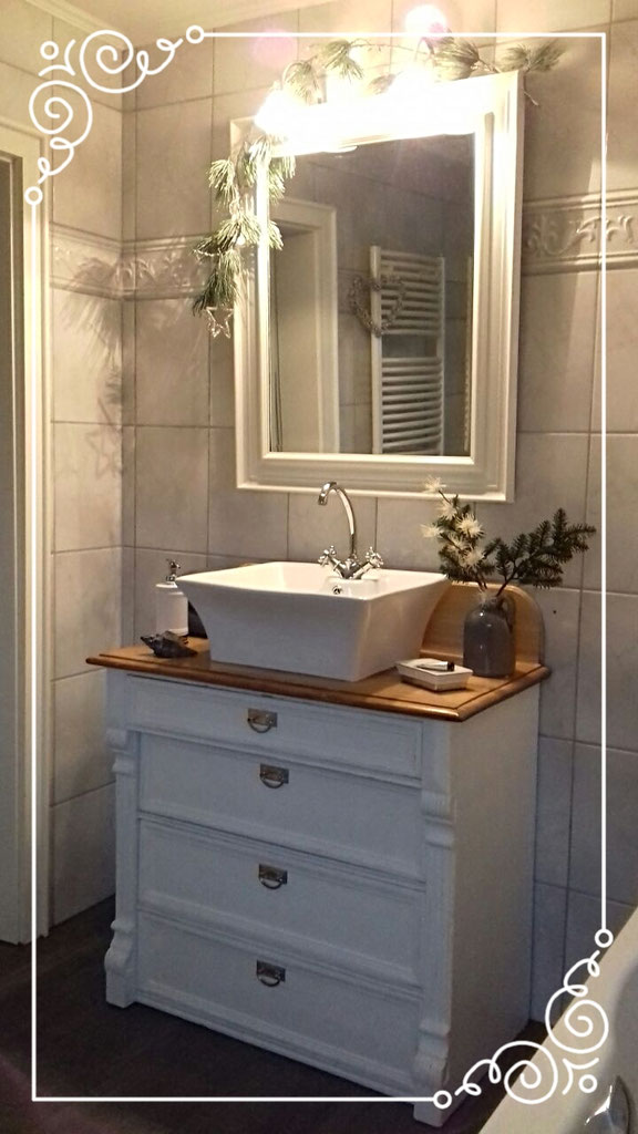 Ein antiker Waschtisch an seinem neuen Ehrenplatz - Land & Liebe