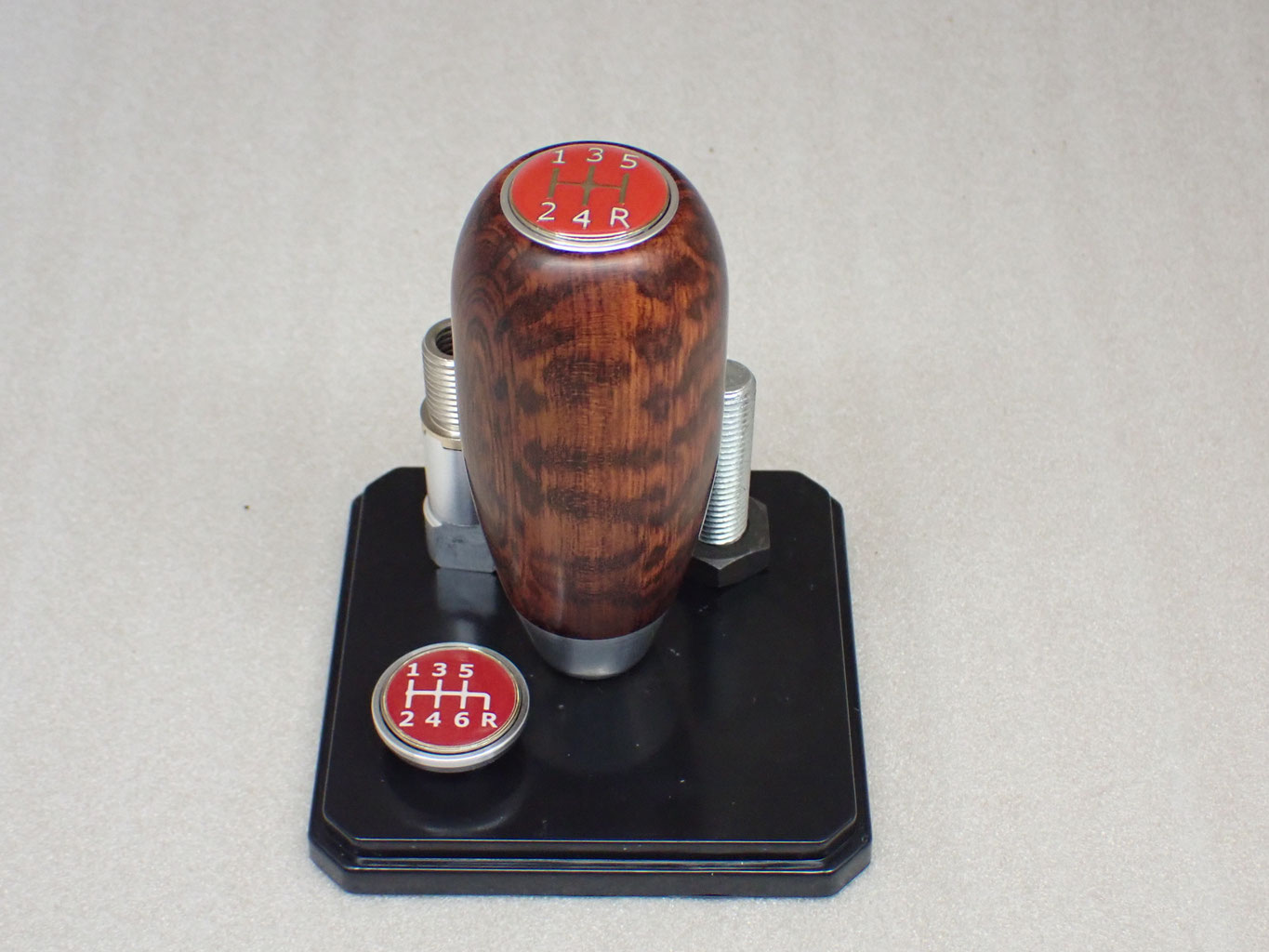 シフトノブの可能性と楽しみ - 日産旧車達、特にフェアレディー