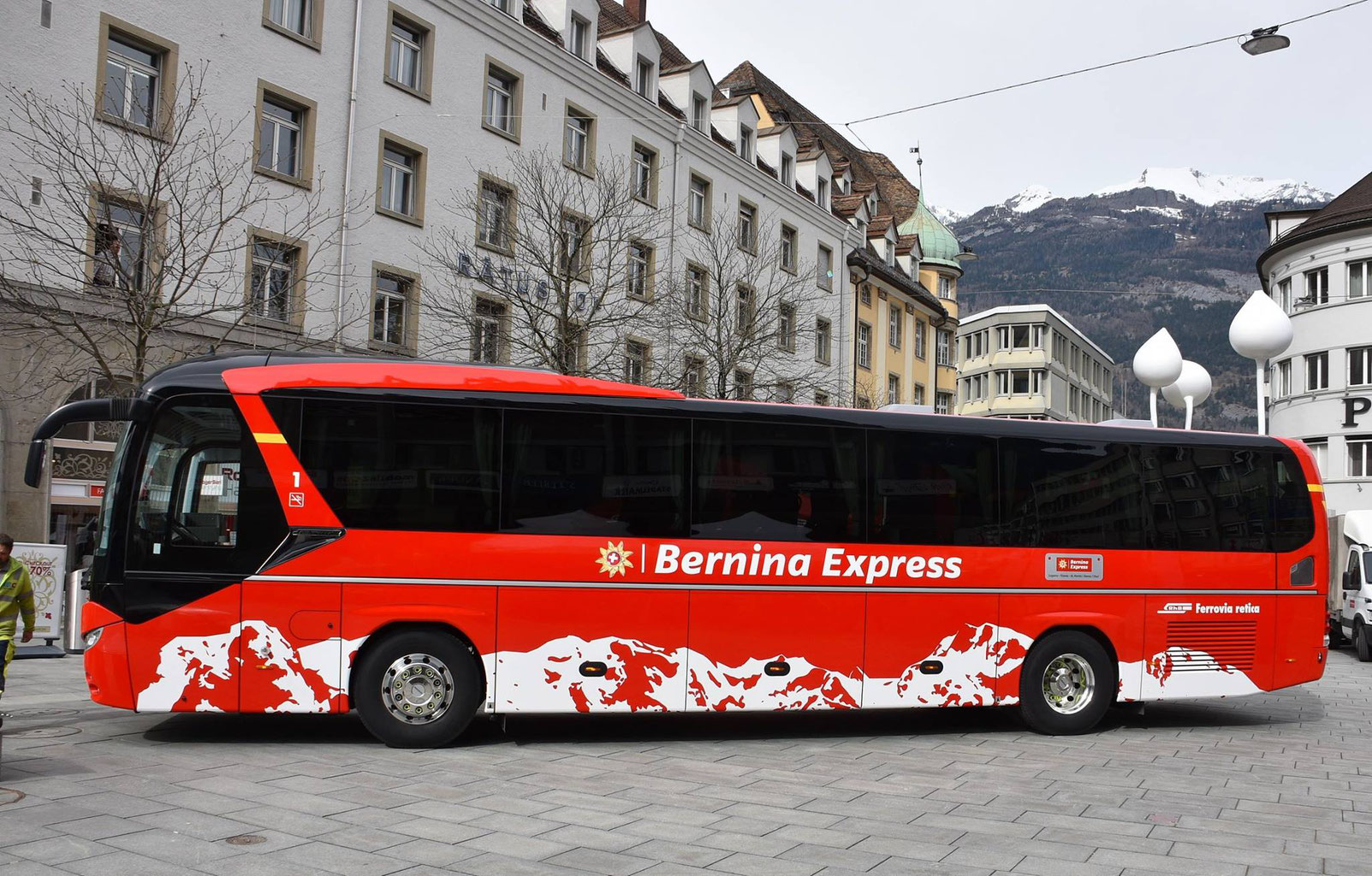 Neuer Bernina Express Bus und modernes Infosystem bei der