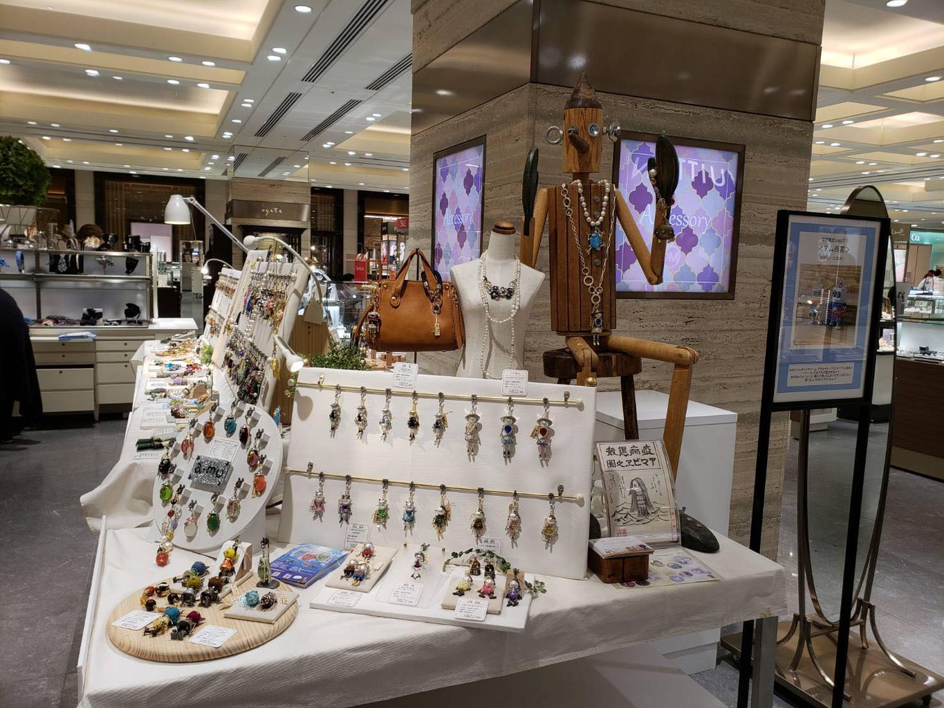 近鉄百貨店 あべのハルカス本店の1階アクセサリー売場にいます A Mu西宮 アム西宮 ロボット チャーム アクセサリー ハンドメイド