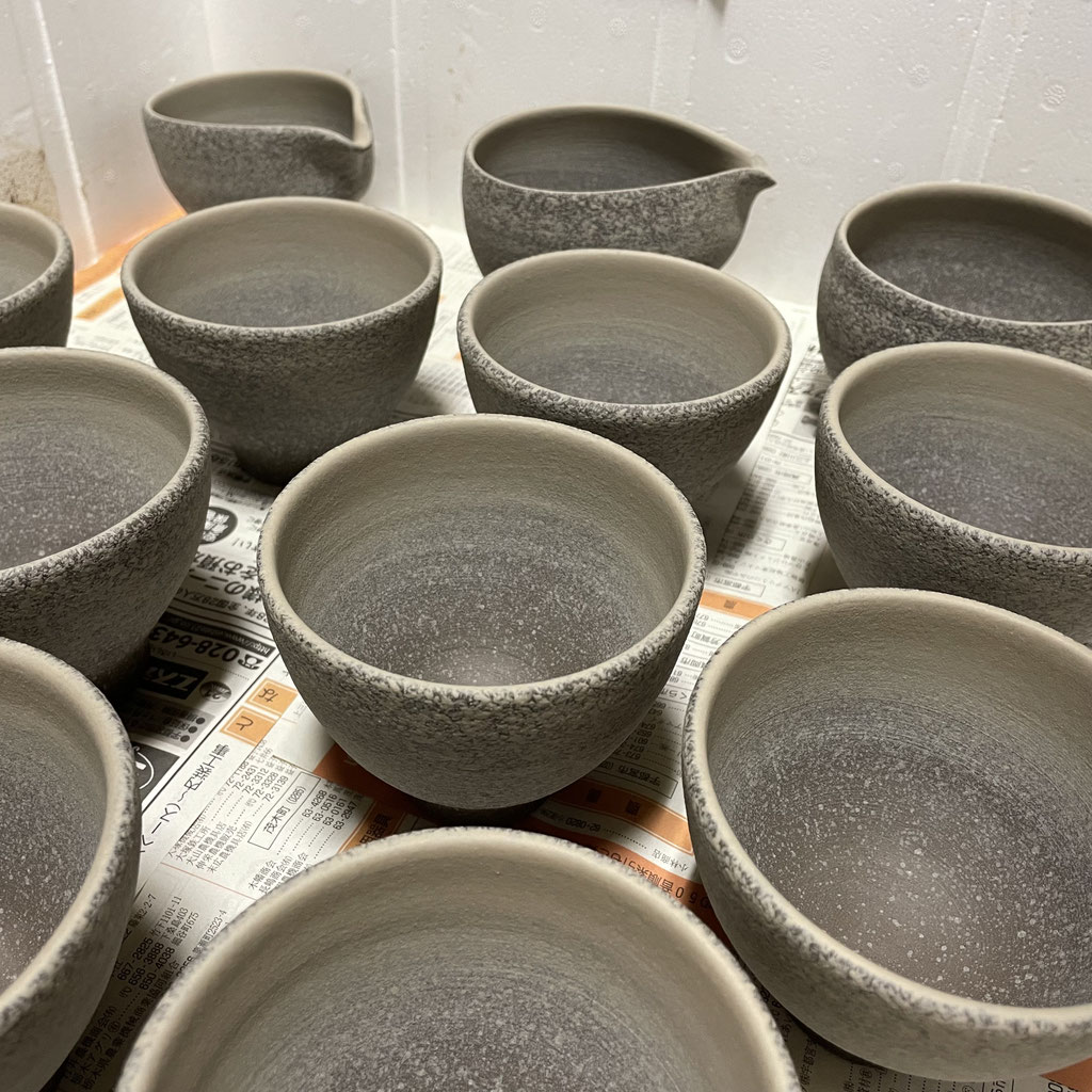 せん茶碗、片口小鉢、ご飯茶碗、湯飲み等に化粧泥を吹き付け - 陶器