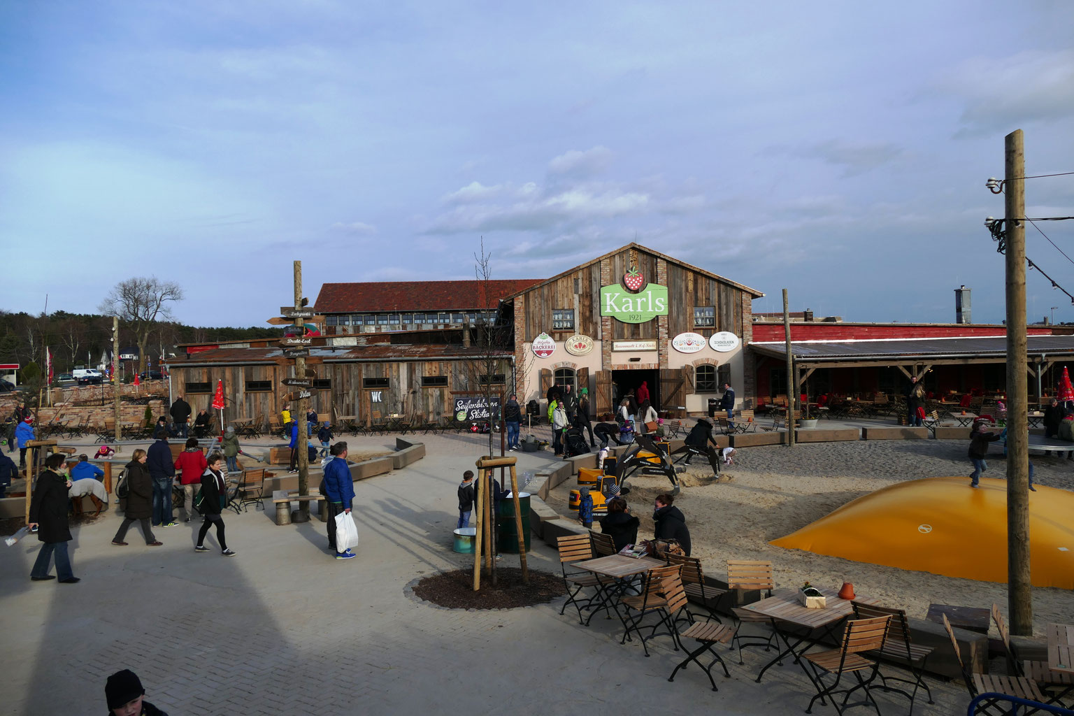 Karls Erlebnis Dorf in Koserow Ferienwohnung an der Ostsee binaufusedom.de