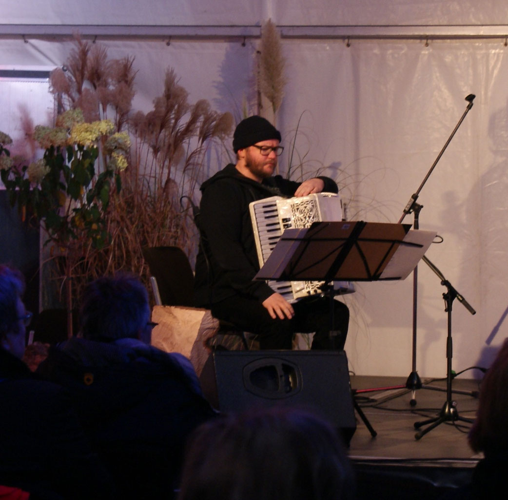 Künstlerinnen und Künstler 1531979075s Webseite!