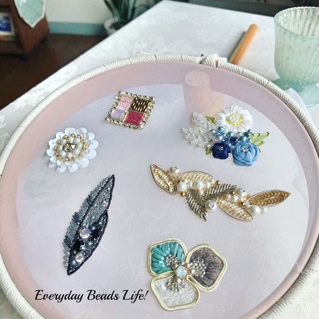 受注制作］シロツメクサと四つ葉のクローバー＊刺繍ブローチ