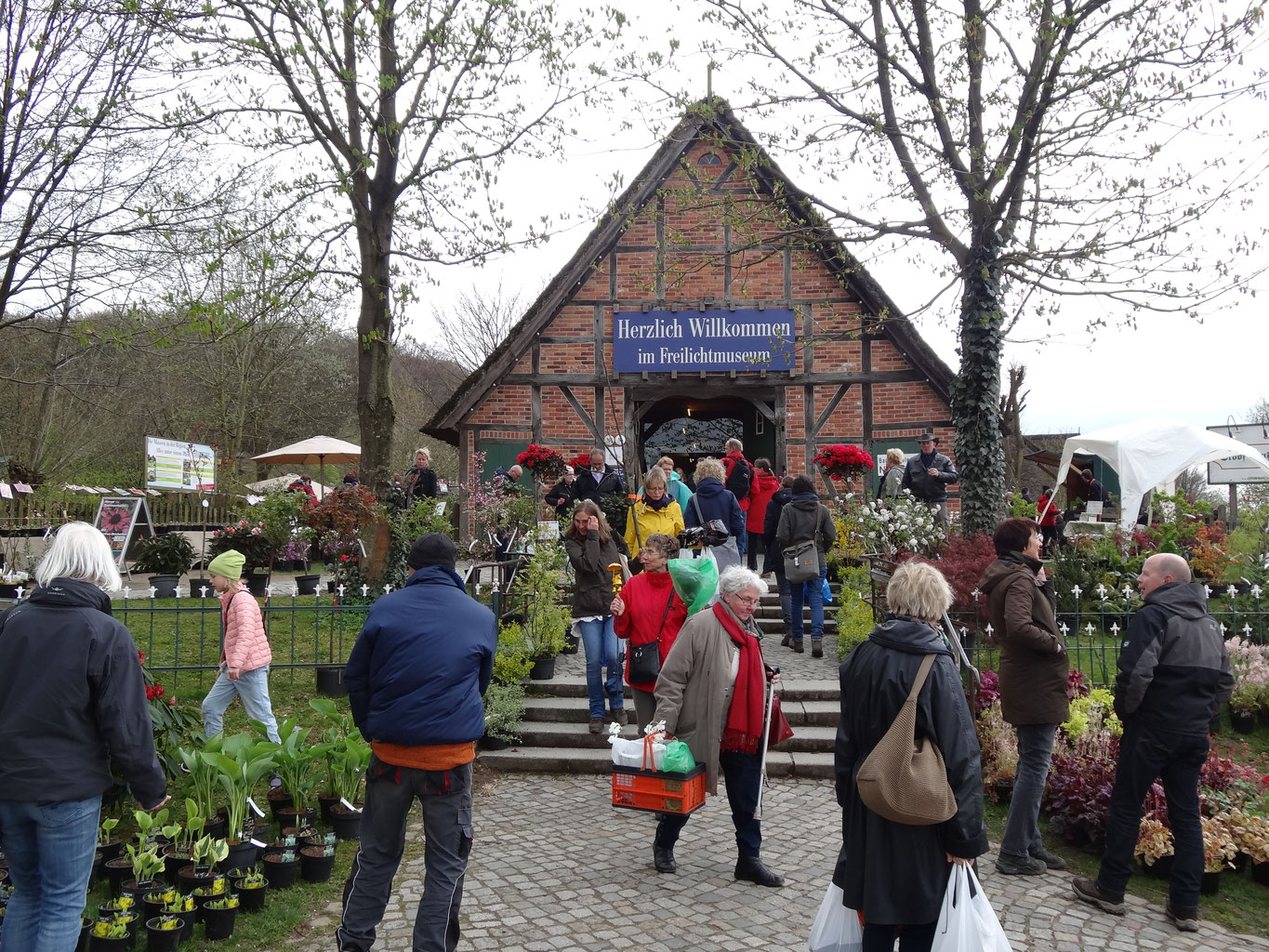 Mein Besuch auf dem Pflanzenmarkt am Kiekeberg im April - werden Sie gartenreich!