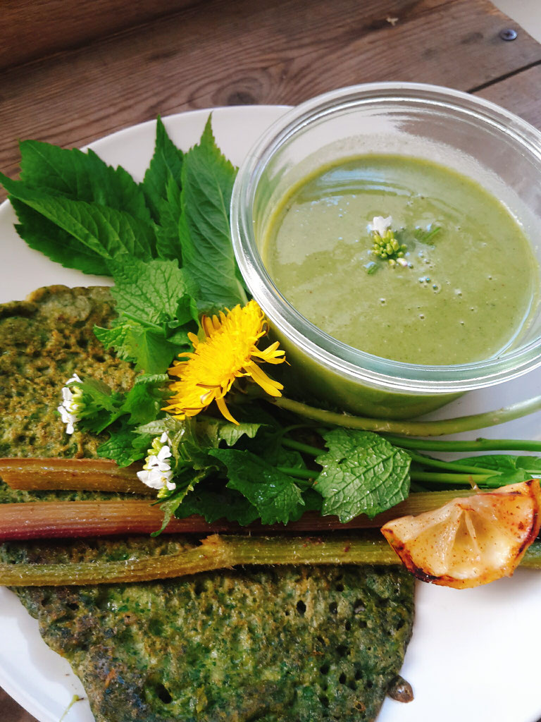 grüne Buchweizenpfannkuchen mit Knoblauchrauke - WILDESGRÜN ...