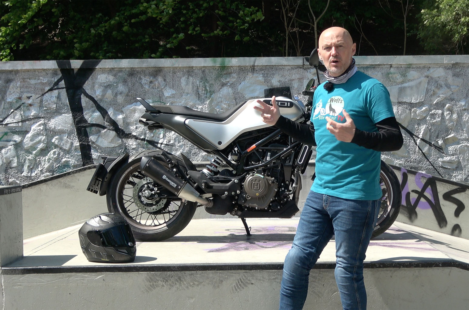 Kurztest Video Husqvarna Vitpilen 401 Wolfs Private Website Uber Motorrader Und Reisen Both bikes are essentially the same from a performance perspective. husqvarna vitpilen 401