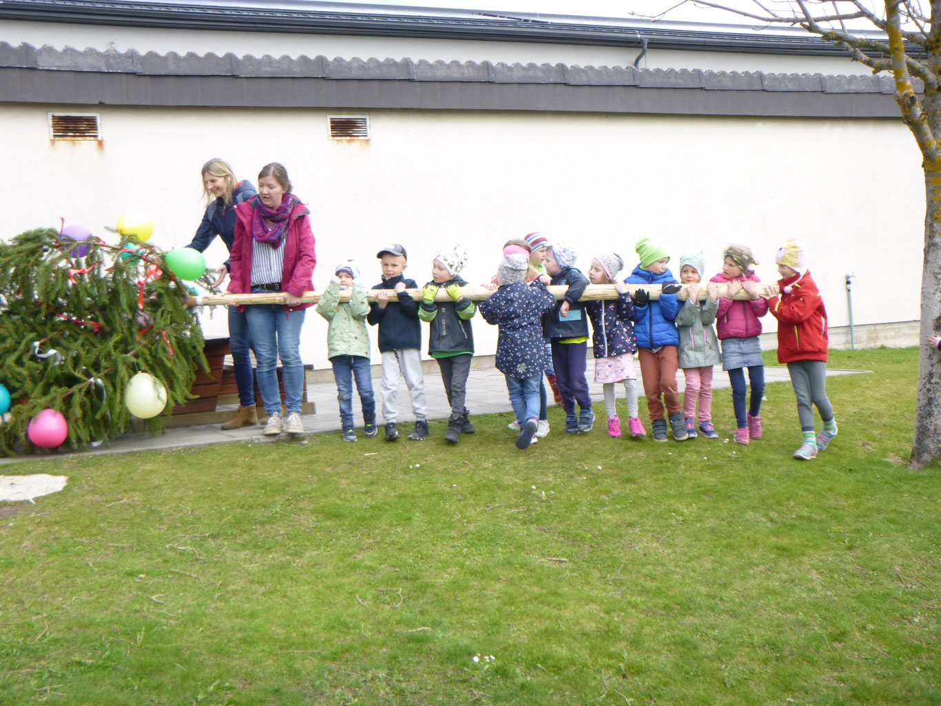 Maibaumsetzen - Pfarrcaritas Kindergarten Liebenau