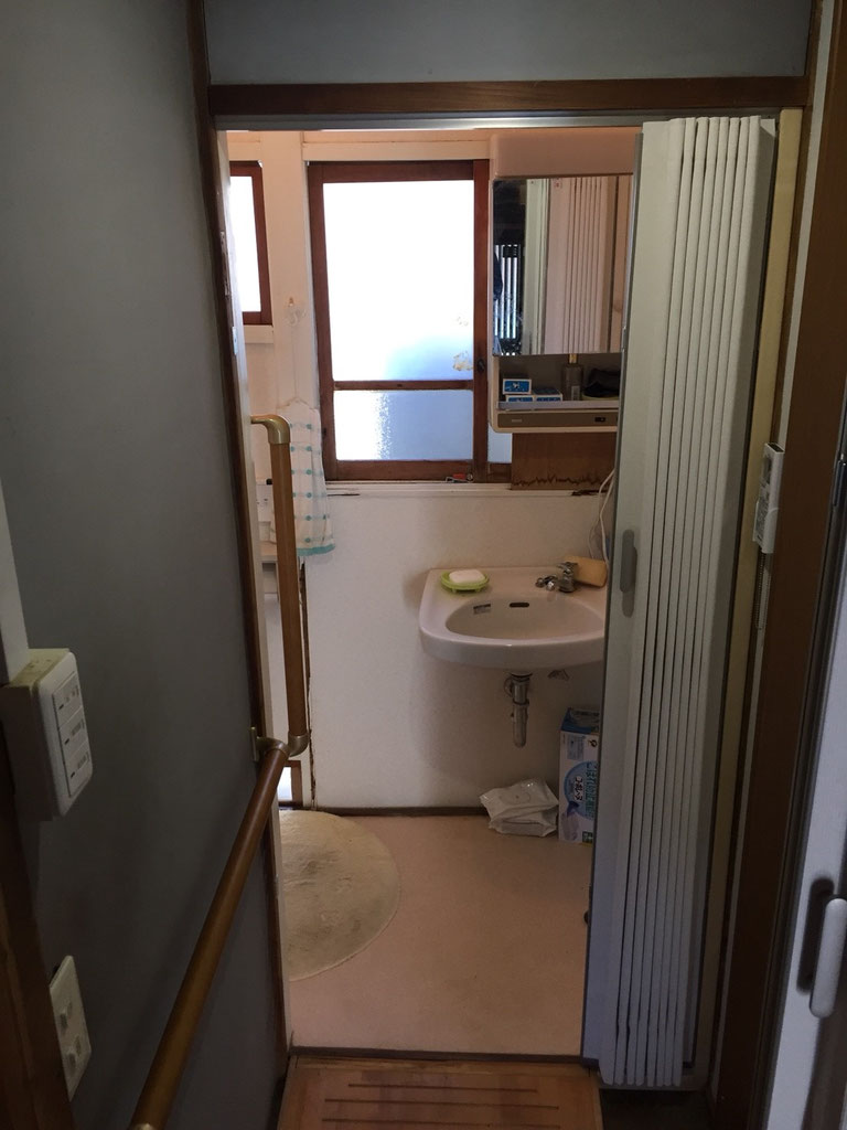 高い天井のリビングとガラス張りの渡り廊下のある家｜旭川の住宅施工実例｜旭川の注文住宅・リフォームなら石山工務店