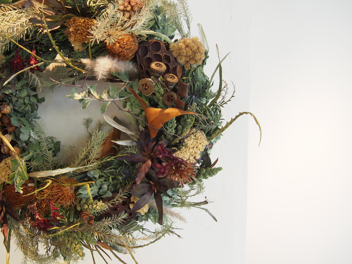 瀬戸内の山帰来と青葛藤を針葉樹と紡いだ冬を愉しむリース