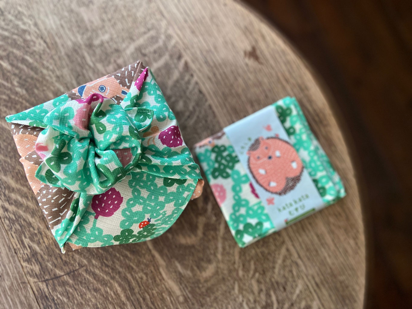 風呂敷ラッピング - 掛川 - 四季の洋菓子とマカロン 西洋菓子 卯屋