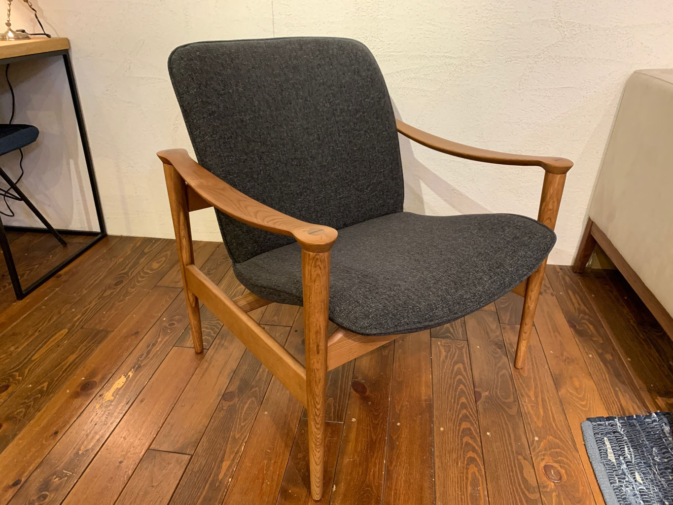 ダークグレー アームチェア 木製フレーム GRAY'S ARM CHAIRの通販 / マスターウォール