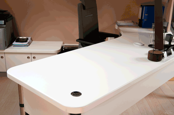 Bureau en résine acrylique et stratifié (St Christophe sur Guiers, Isère).