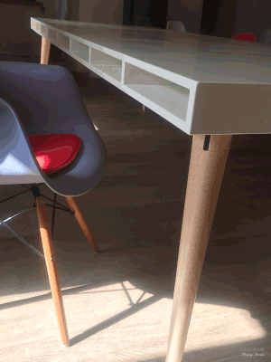 Table de salle à manger, ossature métallique et plateau et pied en bois.