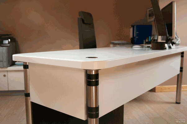Bureau en résine acrylique et stratifié (St Christophe sur Guiers, Isère).ureau en résine acrylique et stratifié