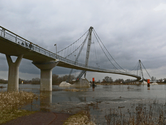 Herrenkrugsteg bei Hochwasser
