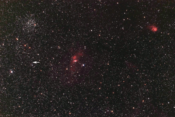 Nova V1405 Cas (Pfeil) nahe M52, NGC 7635 /Bubble Nebula) und NGC 7538 vor uns nach dem Ausbruch