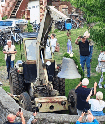 Mit dem T 157 geht es über die Mauer