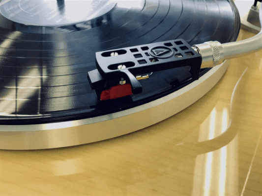 アナログレコードが回っているターンテーブル