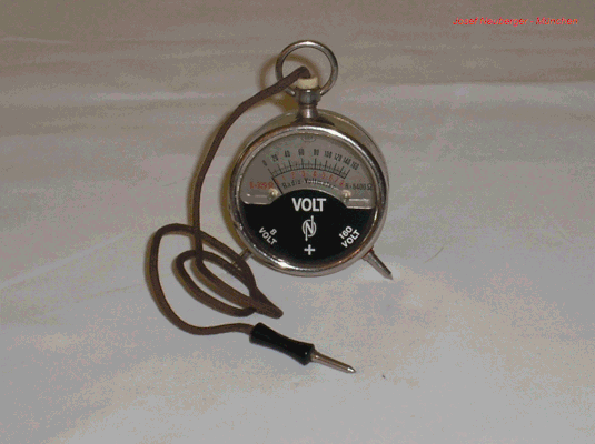 Bild 324 - Taschen Voltmeter    Fa. Josef Neuberger München.  Fertigungsjahr ca. 1930