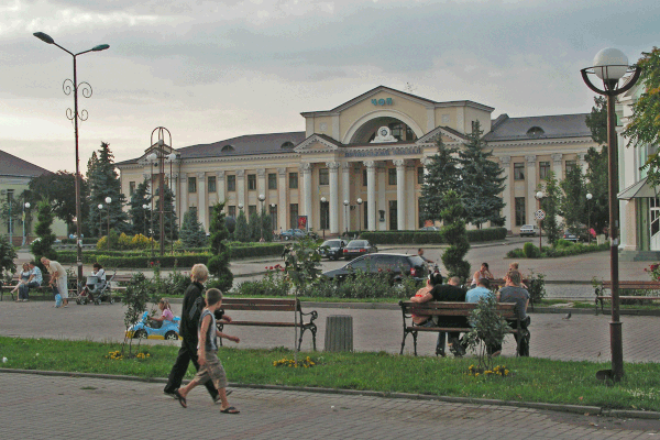 Der überdimensionierte Bahnhof von Tschop