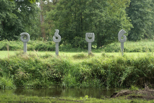 >DIE 4 HINGUCKER<, Skulpturenpfad Ilmenau, Bienenbüttel, 2009, Anröchter Kalkstein, H 200 cm